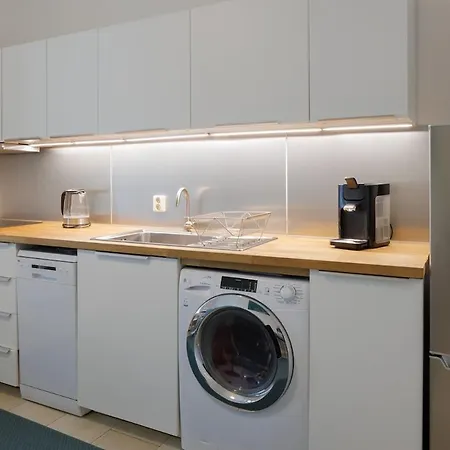 Generous In Central 4 Apartment